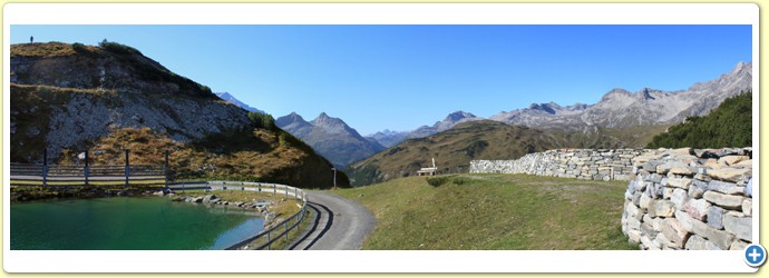 Speichersee Krieger Alpe mit Lecher Mauer. Links oben Horizon Field Eisenmann Nr. 1