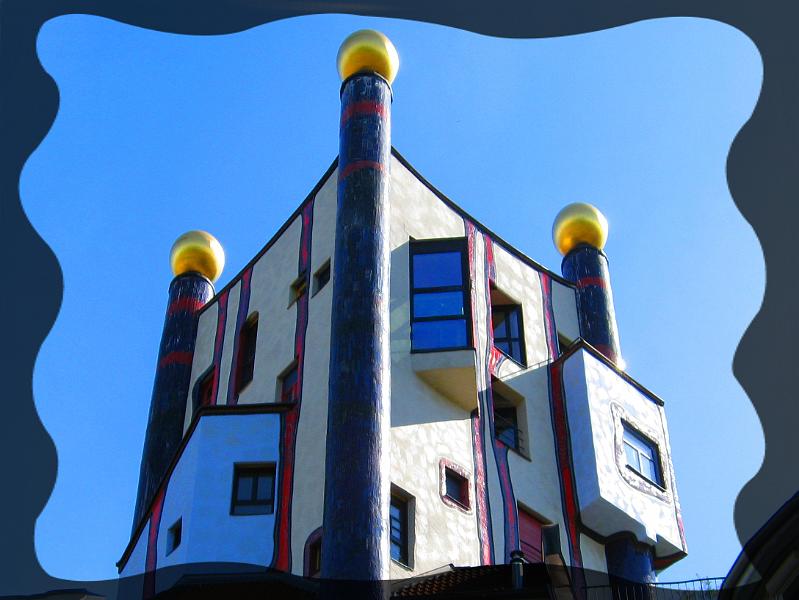 hundertwasser02.JPG - Die Westseite des Regenturms.