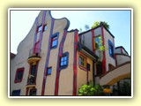 Typisch fr die gesamte Wohnanlage sind die senkrecht nach unten fliesenden, blau eingefassten roten Bnder. Zitat: Hundertwasser "Gerade Wnde wren gottlos"