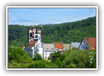 Blick auf Plochingen mit Regenturm. Die Aussenfront der Anlage sieht schlicht aus und wurde nicht von Hundertwasser entworfen. 