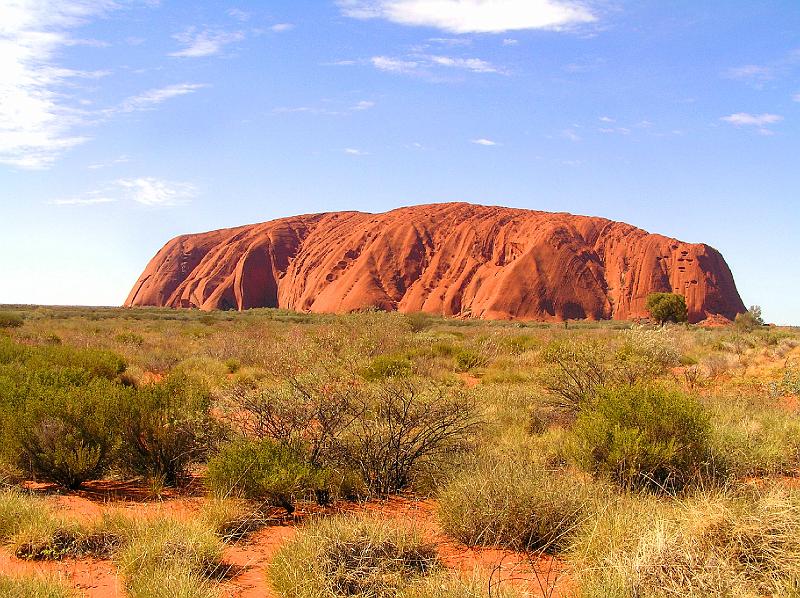 uluru1.jpg - Der Uluru, auch Ayers Rock, ist ein großer Inselberg aus Sandstein in der zentralaustralischen Wueste im Northern Territory.