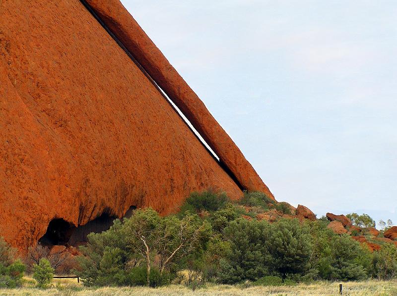 uluru11.jpg - Der Uluru besteht aus rostrotem Arkose-Sandstein, der seither einer steten Verwitterung ausgesetzt ist. Die Farbe ruehrt von dem hohen Eisengehalt her.