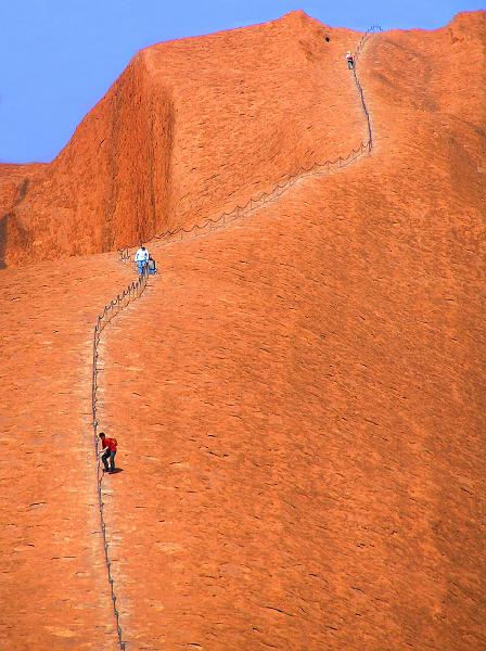 uluru12.jpg - Der Felsen wird von den lokalen Aborigines als Heiligtum angesehen, der aus ihrer Sicht nicht bestiegen werden darf. Das Besteigen des Uluru ist auf der gekennzeichneten Strecke erlaubt, aber von den Anangu nicht gern gesehen. Sie hindern aber niemanden daran.