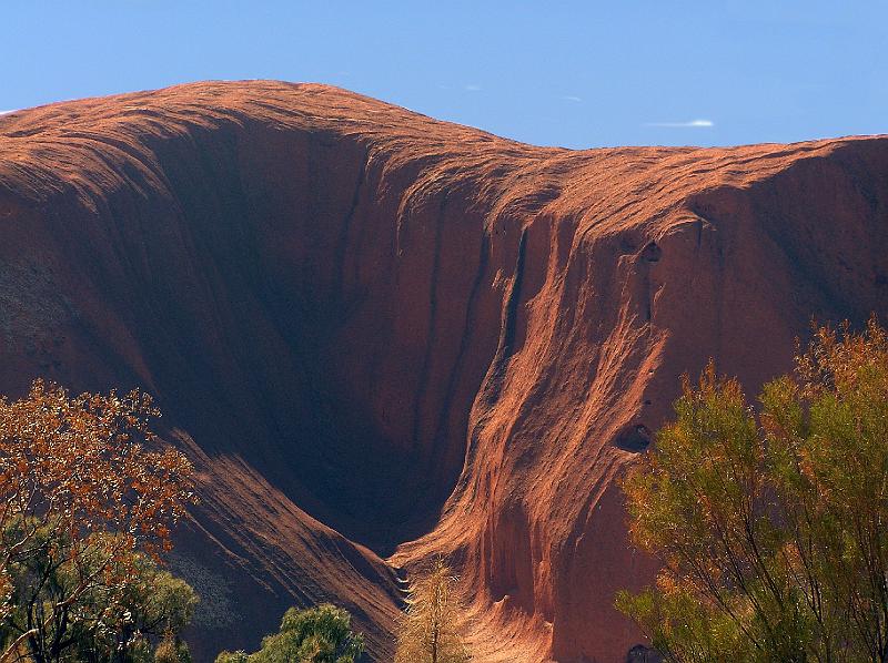 uluru13.jpg - Der Uluru ist gemeinsam mit den benachbarten Kata Tjuta vor ca. 800 Mio. Jahren entstanden. Geroell und Schlamm sammelten sich in einer Senke und verklumpten sich unter hohem Druck. Ein Teil der Verklumpungen trat infolge von Erdbewegungen wieder an die Oberfläche.