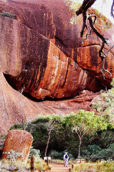 uluru14.jpg - Um den Uluru ranken sich Legenden der australischen Ureinwohner, die Begebenheiten der Traumzeit erzaehlen und dadurch Unregelmaessigkeiten im Aussehen der Felsen zu erklaeren versuchen (darin liegt auch die besondere Heiligkeit bestimmter Plaetze begruendet)