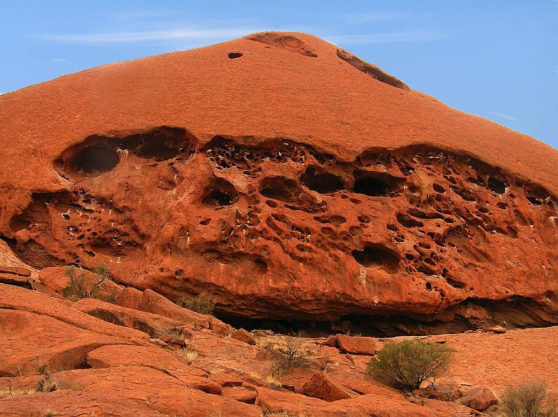 uluru4.jpg - Der Uluru liegt im Uluru-Kata-Tjuta-Nationalpark nahe dem Ort Yulara, ca. 340 km (Luftlinie) bzw. 450 km (PKW) suedwestlich von Alice Springs im Northern Territory von Australien.