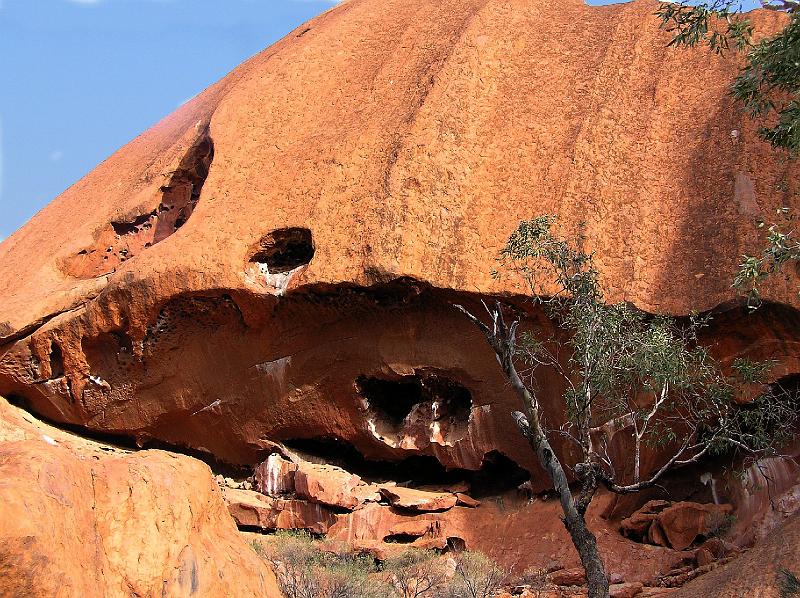uluru6.jpg - Im Gebiet des Berges leben seit etwa 20.000 Jahren die Anangu. William Gosse nannte den Uluru 1873 nach dem suedaustralischen Premierminister „Ayers Rock“. 1920 wurden Teile des heutigen Nationalparks zu einem Reservat für Aborigines.