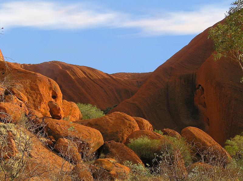 uluru7.jpg - Der Uluru ist kein Monolith, sondern lediglich Teil einer groesstenteils unterirdischen Felsformation, die darueber hinaus auch die „Kata Tjuta“ umfasst.