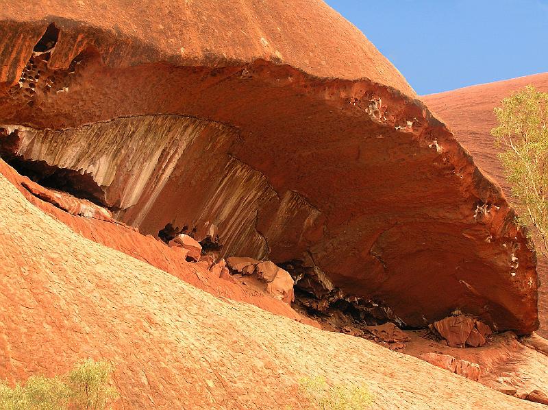 uluru8.jpg - 1985 hat Australien den Park an die Ureinwohner zurueckgegeben. Sie sind für die Pflege und Erhaltung zuständig. 1995 wurde der Berg offiziell wieder in Uluru umbenannt.