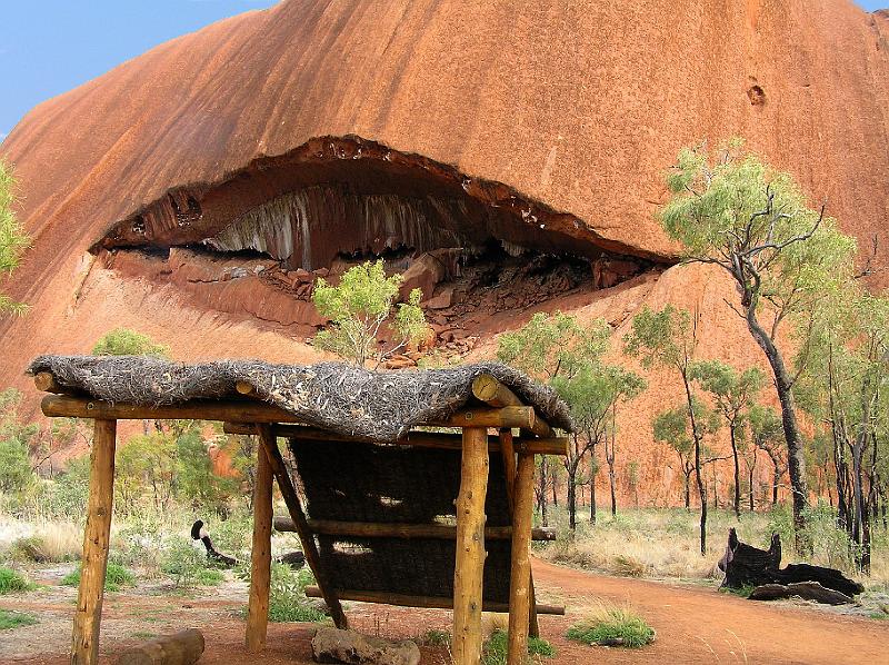 uluru9.jpg - Wie ein Mund sieht dieser Einschitt aus. Vielleicht will der Berg zu uns sprechen?