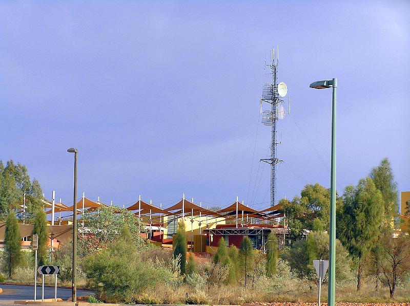 ulururesort.jpg - Das Uluru Resort bietet eine Vielzahl an Unterkuenften fuer jeden Geschmack und Geldbeutel. Vom 5 Sterne Hotel bis zum Camping Platz ist alles vorhanden.