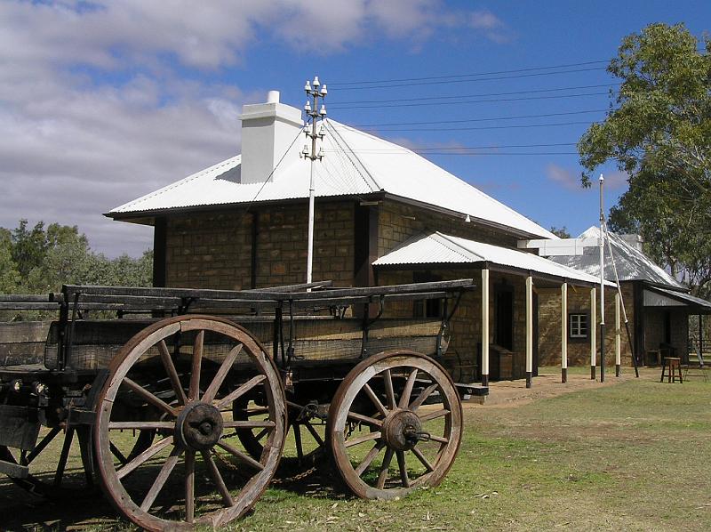 Telegraph2.jpg - Alice Springs entstand 1872 im Zuge des Baus der Transaustralischen Telegrafenleitung, die Australien von Süd nach Nord durchqueren und weiter über Indonesien nach Europa führen sollte.