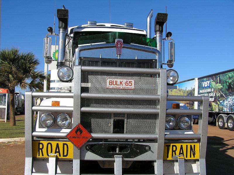 Roadtrains.jpg - Ein großer Teil des Warenverkehrs im Outback wird über die so genannten Road Trains transportiert .
