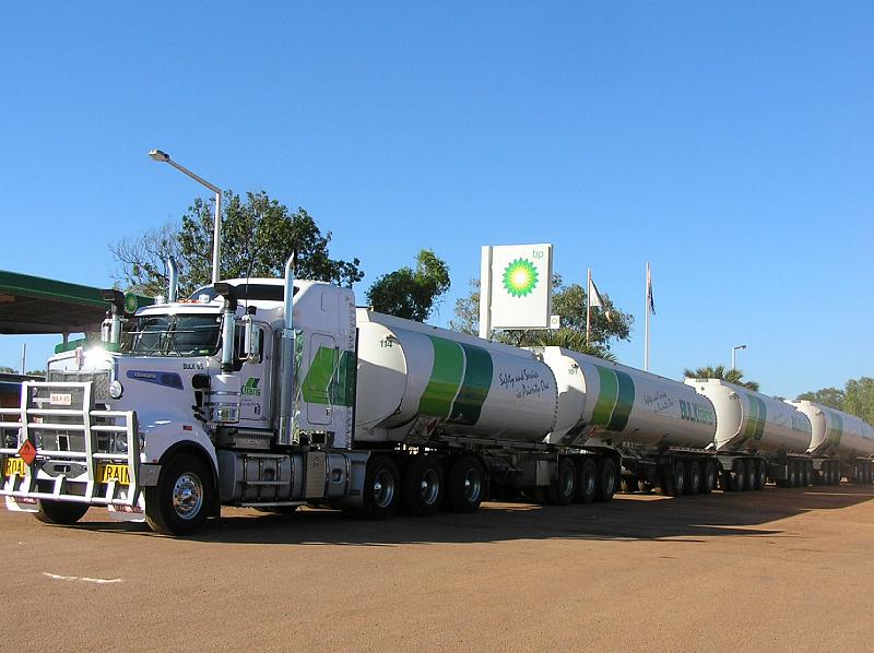 Roadtrains50m.jpg - Road Trains  sind lange Lastkraftwagen-Kombinationen mit mehreren Anhängern bis zu 53,5 m Länge und bis etwa 140 Tonnen Gesamtgewicht