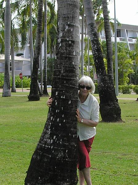 ingrid_im_garten_casino_darwin.jpg - Ingrid im Garten des Casinos von Darwin.