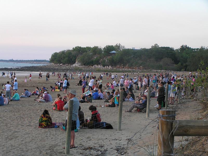 sonnenuntergangdarwin1.jpg - Am Strand von Darwin. Auf was warten all diese Menschen?