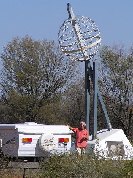 tropic_of_capricorn.jpg - Hier ueberquerten wir gerade den Tropic of Capricorn, den Wendekreis des Steinbocks, im Zentrum Australiens.