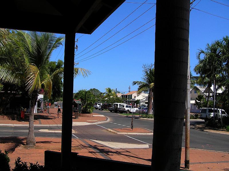 Haupstrasse_von_Broome.jpg - Broome ist eine am Indischen Ozean gelegene Kuestenstadt in der Region Kimberley, im Norden Westaustraliens. Sie wurde 1883 gegruendet. Namensgeber war der damalige Gouverneur der Kolonie Westaustralien, Frederick Broome. Sie liegt rund 2200 km entfernt von Perth.