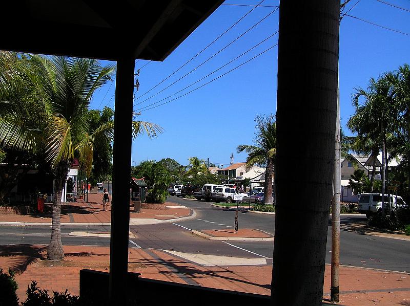 Haupstrasse_von_Broome.jpg - Broome ist eine am Indischen Ozean gelegene Kuestenstadt in der Region Kimberley, im Norden Westaustraliens. Sie wurde 1883 gegruendet. Namensgeber war der damalige Gouverneur der Kolonie Westaustralien, Frederick Broome. Sie liegt rund 2200 km entfernt von Perth.