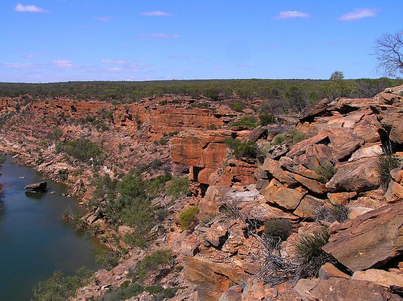 Murchison_River.jpg - Im Kalbarri National Park hat der Murchison River über Millionen von Jahren bis zu 150 m tiefe Schluchten in die Sandsteinschichten geschnitten.