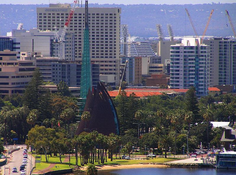 Perth_Bell_Tower.jpg - Der Swan Bell Tower ist im Dezember 2000 eroeffnet worden und hat 6 Stockwerke die insgesamt  82,5 Meter hoch sind.