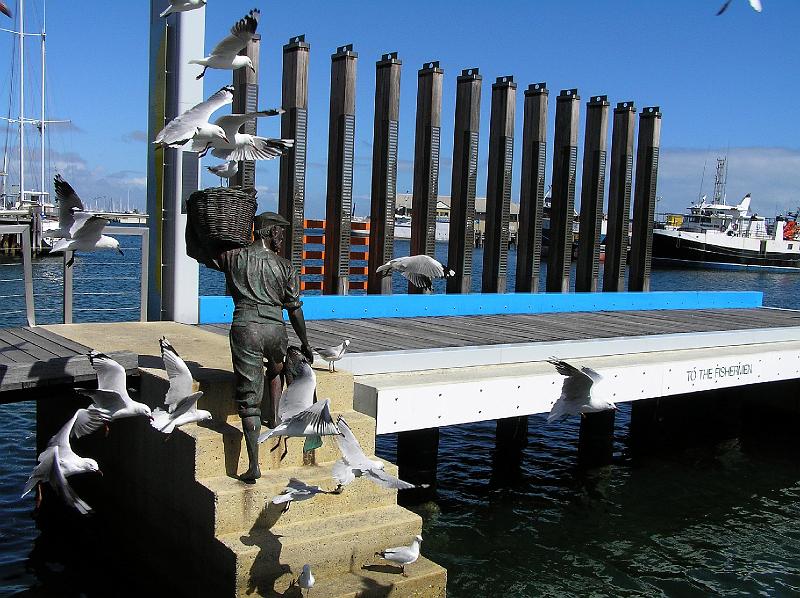 Perth_Fremantle_Fischermaenner.jpg - Denkmal fuer die Fischer von Fremantle.  "TO THE FISHERMEN"