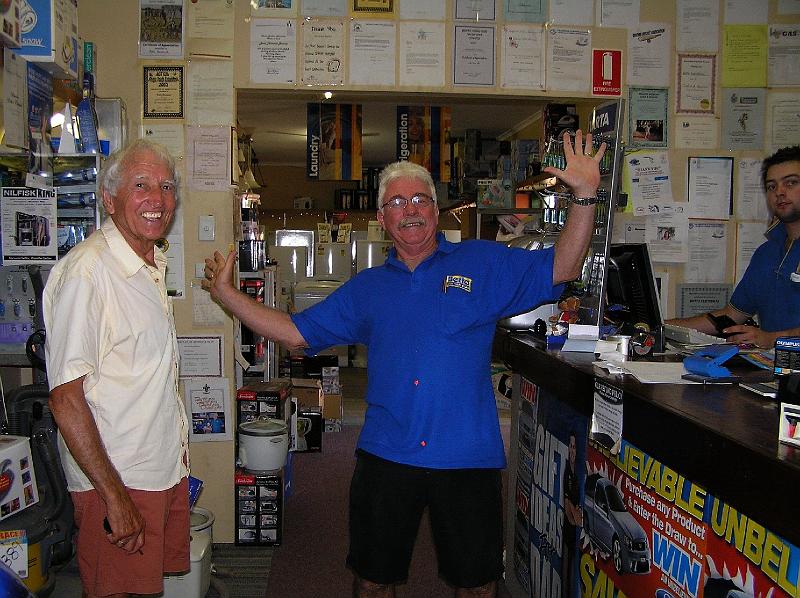 Shop_Broome.jpg - In einem Shop in Broome. Die Australier sind aufgeschlossene Leute und machen gerne  auch mal einen Spass.