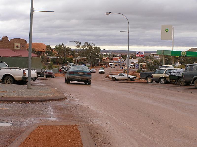 cooberpedy3.jpg - Der Name „Coober Pedy“ ist eine englische Schreibweise des Aboriginal-Begriffs „kupa piti “ – was soviel heißt wie „weißer Mann im Loch“.