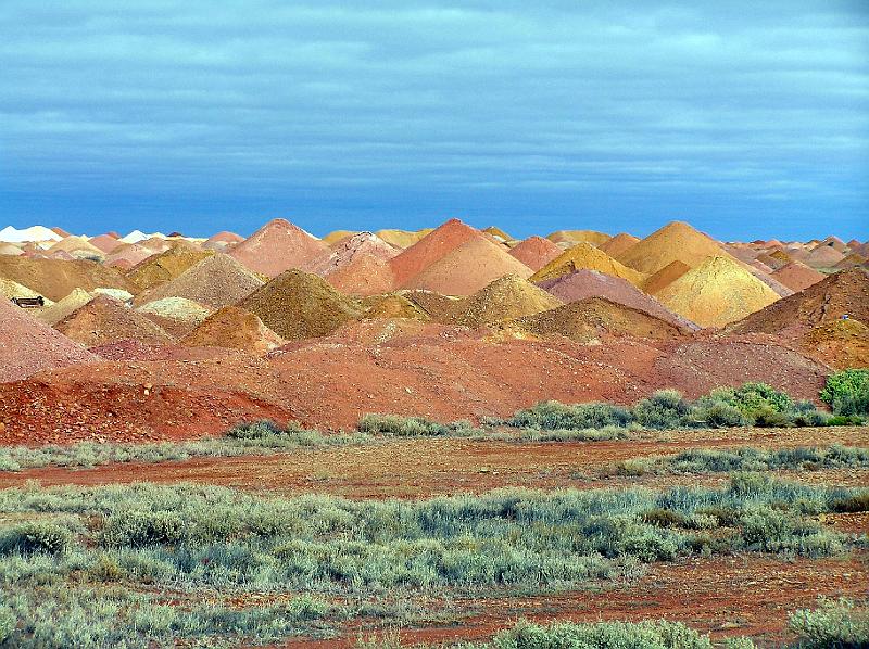 cooberpedy4.jpg - Die riesigen Abraeumhalden von  Coober Pedy , mit ihren verschiedenen Gesteinsfarben, sehen wie skurrile Landschaften aus.