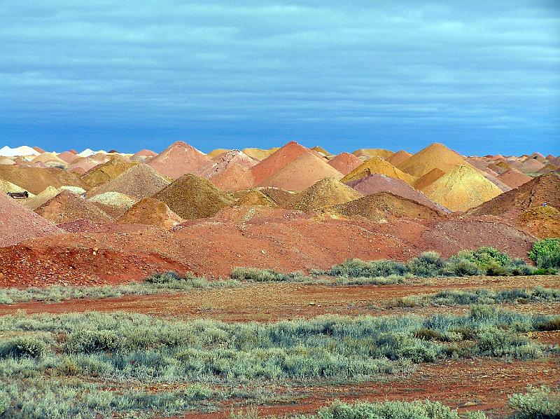 cooberpedy4.jpg - Die riesigen Abraeumhalden von  Coober Pedy , mit ihren verschiedenen Gesteinsfarben, sehen wie skurrile Landschaften aus.