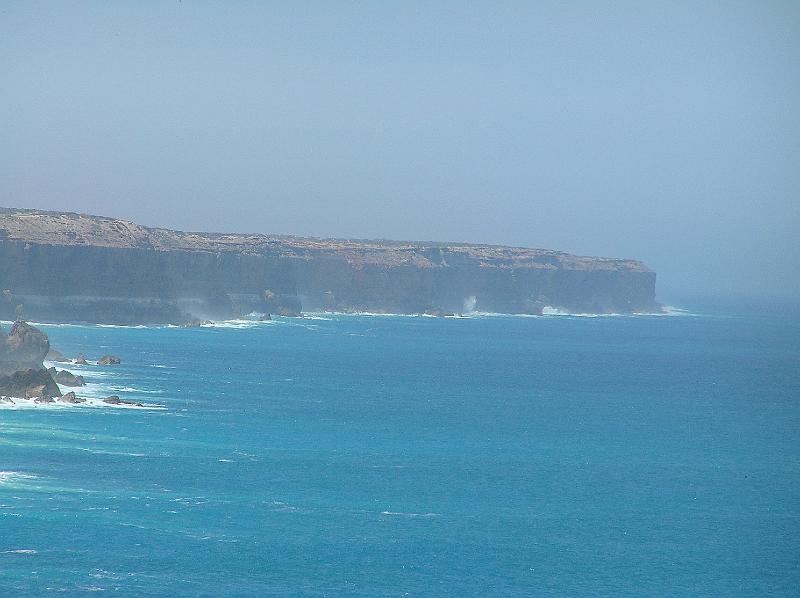 eyre_highway_australianbight1.jpg - Oft wird mit Große Australische Bucht aber nur das Gebiet zwischen Cape Pasley in Western Australia und Cape Carnot auf der Eyre-Halbinsel in South Australia verstanden. Auch diese beiden Punkte liegen noch 1.160 km voneinander entfernt.