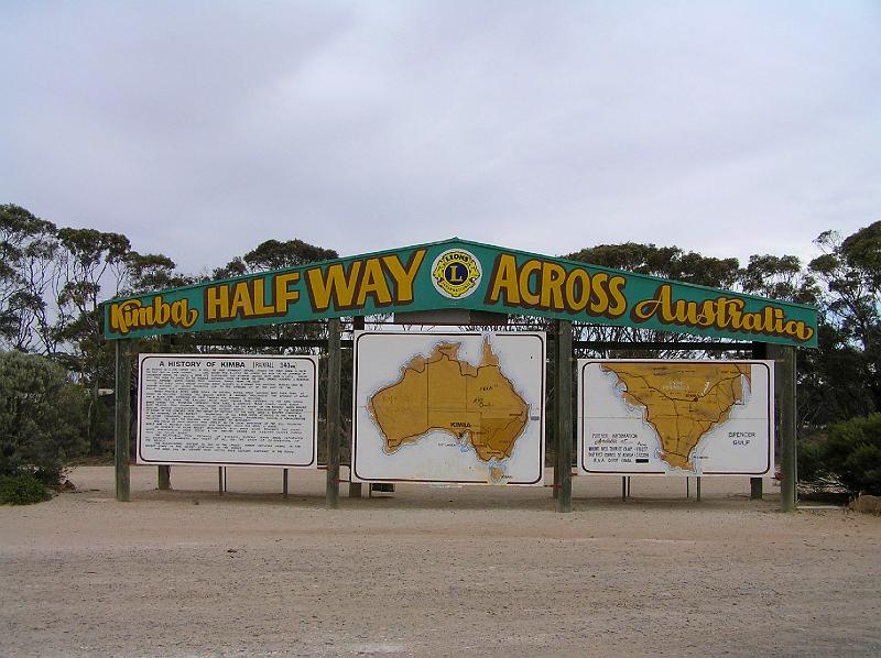 kimba1.jpg - Eine riesige Tafel am Highway von Kimba verkuendet, dass man jetzt "halfway across" sei, also irgendwie genau zwischen der West- und der Ostkueste Australiens.