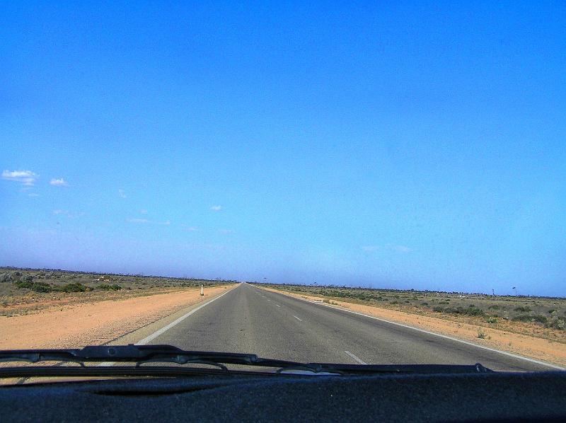 nullarbor.jpg - Die Nullarbor-Wueste (von lat. nulla arbor = "kein Baum") ist eine flache, weit ausgedehnte Karstwueste im suedlichen Australien direkt an der Großen Australischen Bucht. Sie ist mit rund 200.000 Quadratkilometern das groeßte Stueck Kalkstein der Welt. An ihrem breitesten Punkt dehnt sie sich über 1200 km von Osten nach Westen.