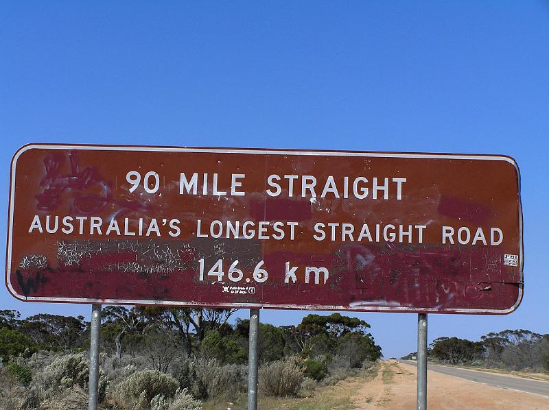 nullarbor1.jpg - Ein Teil der Autostrecke ist mit 146,6 km die laengste voellig gerade befestigte Straße in Australien.