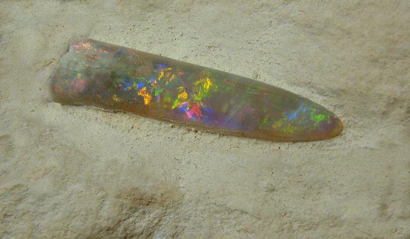 opal.jpg - Ein opalisiertes Gestein von Coober Pedy, ca. 95 Mio. Jahre alt.  Quelle: Wikipedia