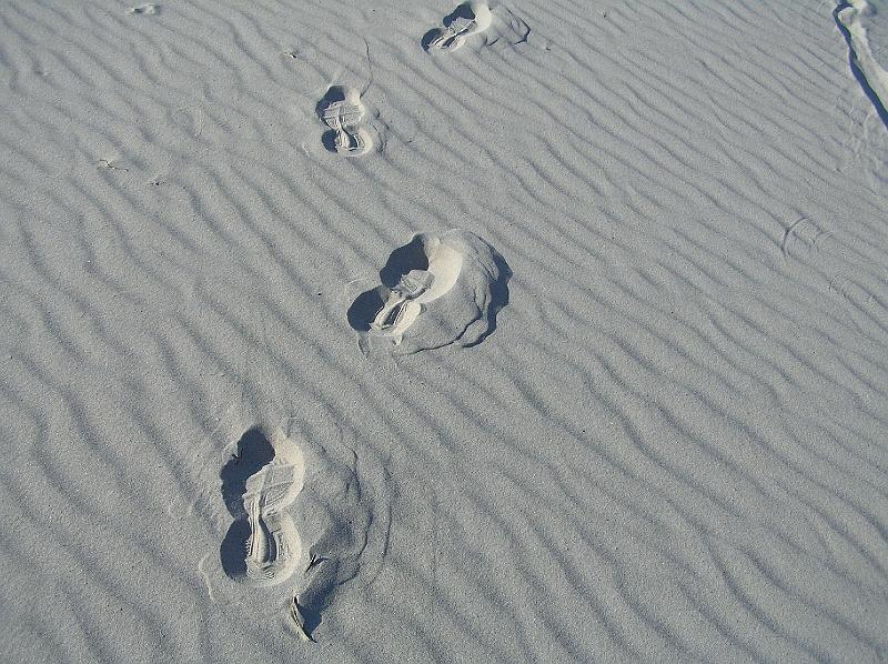 spurenimsand.jpg - Auch Ingrids Spuren im Sand sind vergaenglich.