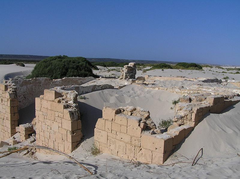 telegrapstationeucla2.jpg - Sand, Sand soweit das Auge reicht. Die Natur holt sich alles wieder zurueck.