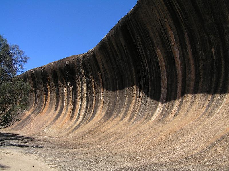 waverock1.jpg - Der Wave Rock ist eine etwa 2,7 Milliarden Jahre alte Granit-Gesteinsformation, die durch Erosion und Witterung zu einer Welle geformt wurde. Die Welle ist 15 Meter hoch und etwa 110 Meter lang.