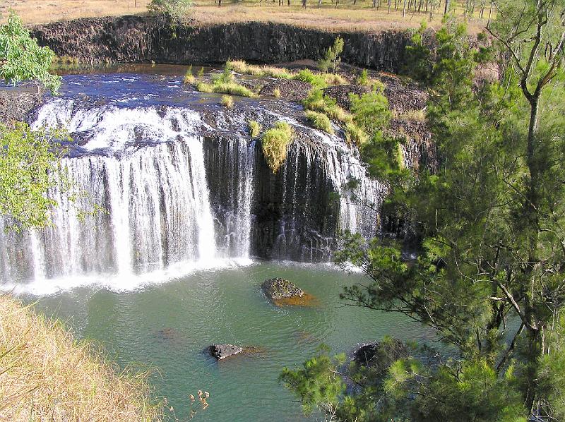 Atherton_Tableland_Qld._Millstream_Wasserfalls.jpg - Knapp 150 km von Cairns, in den Gillies Bergen, liegt der 'Millstream Falls National Park' inmitten der Atherton Tablelands. Die 'Millstream Falls' sind einer der breitesten Wasserfälle Australiens und teilen den feuchten Regenwald auf der einen Seite von der Savannenlandschaft auf der anderen Seite.