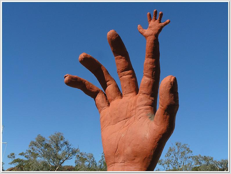 hands2.jpg - Jetzt die Auflösung. Diese Hand mit einer kleinen Hand  am Finger, bedeutet symbolisch gesehen, eine zweite Hand. Diese Skulptur  steht in Alice Springs vor einem Second Hand Shop. Ist doch logisch.