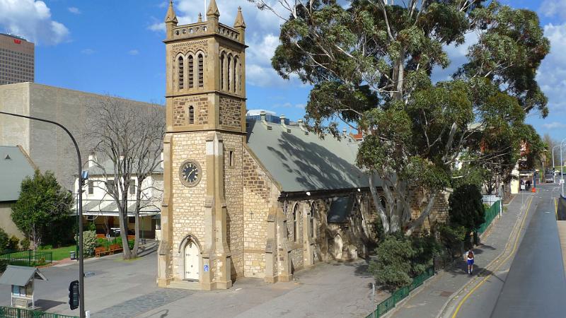 adelaide107.jpg - North Terrace. Hier steht die älteste Kirche von Adelaide. Holy Trinity Church