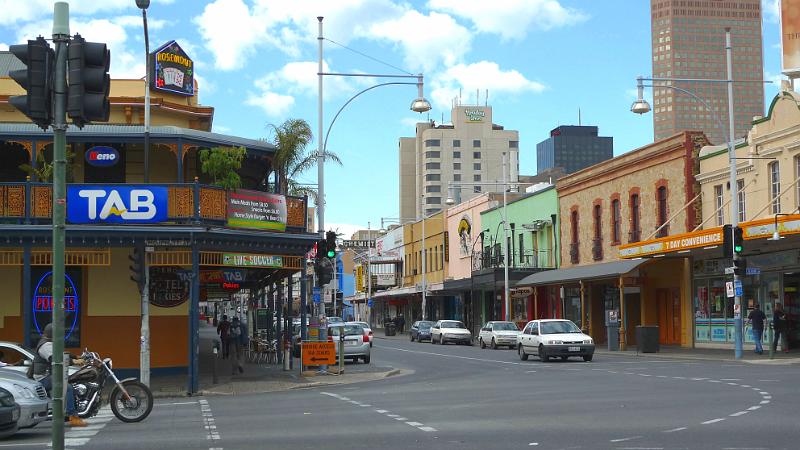 adelaide108.jpg - Hindley Street. Das ist das Vergnügungsviertel von Adelaide.  Night Stripp