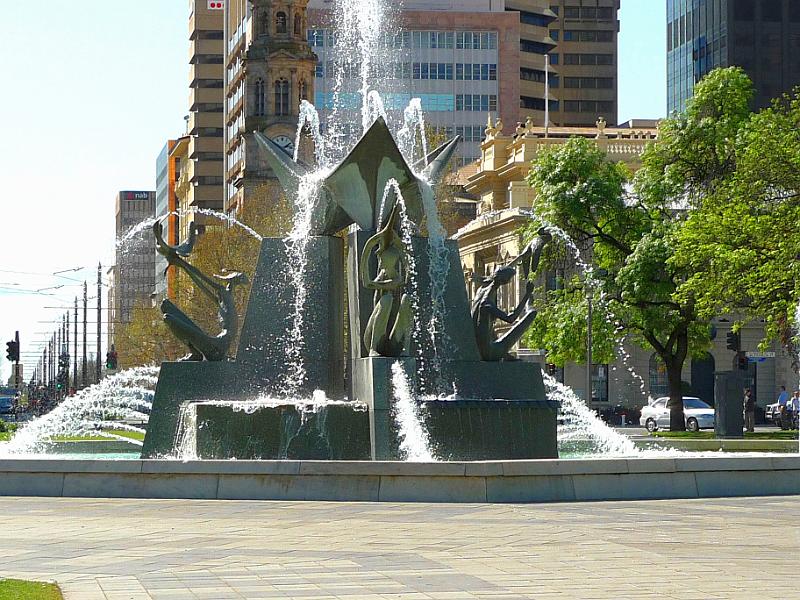 adelaide128.jpg - Brunnen am Victoria Square.  Sein Wasser erhält er von den drei Adelaider Flüssen, Torrens, Onkaparinga und Murray.