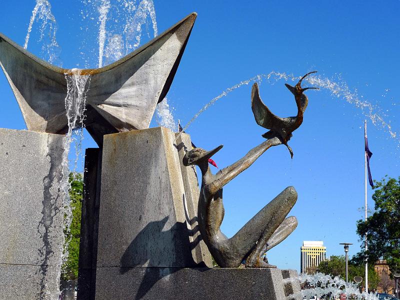 adelaide129.jpg - Der Brunnen im Norden des Platzes wurde von Künstler John Dowie entwickelt.