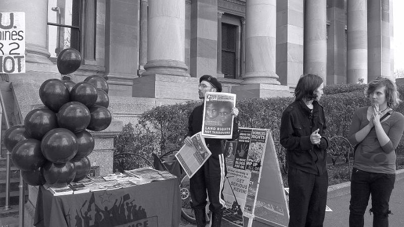 adelaide150.jpg - North Terrace. Demonstration  vor dem Parlamentshaus