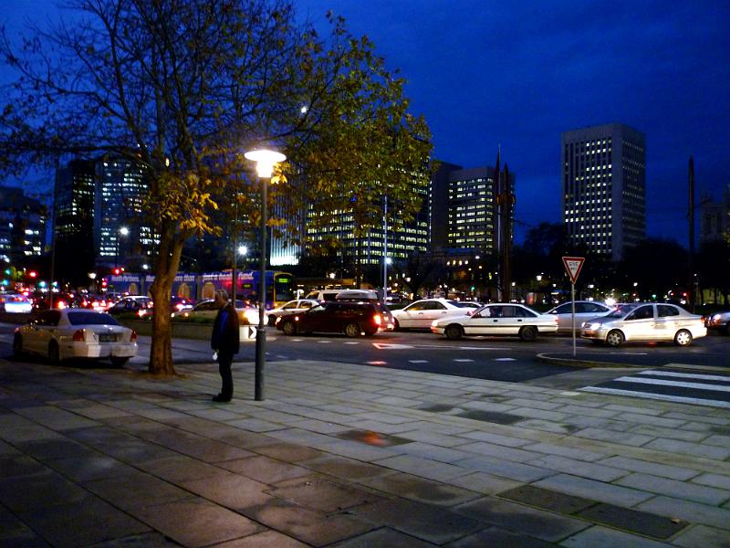 adelaide19.jpg - Victoria Square bei Nacht.