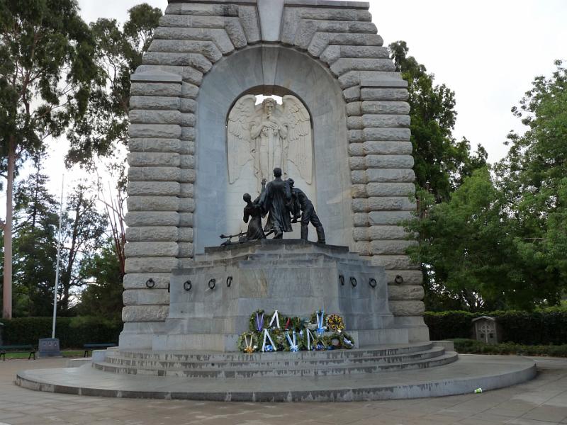 adelaide30.jpg - North Terrace.  Nationales Kriegsdenkmal. National War Memorial.