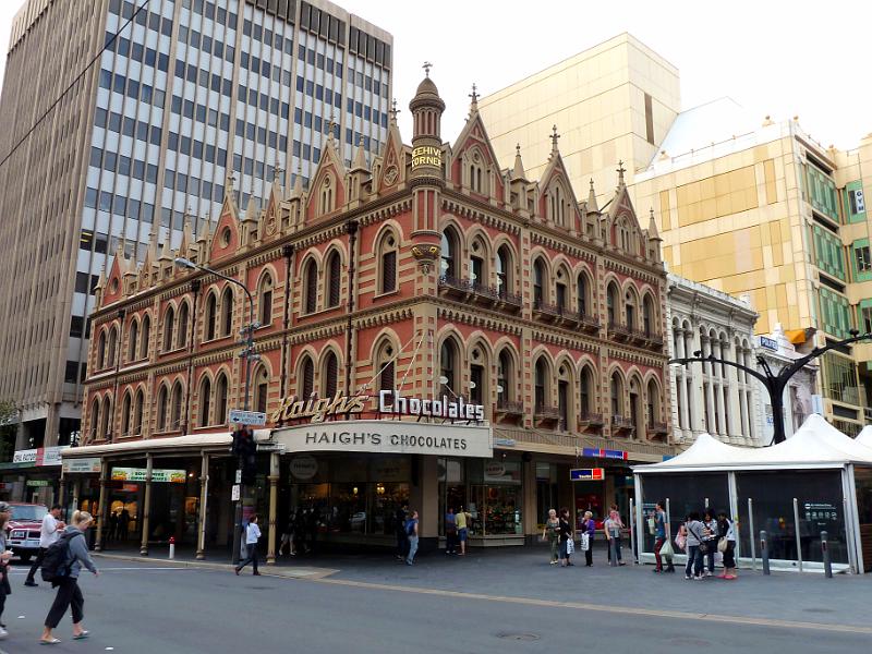 adelaide31.jpg - Ende Rundle Mall, Anfang Hindley Street. Beehive Corner. Auf dem kleinen Turm sitzt eine Biene. Siehe nächstes Bild.