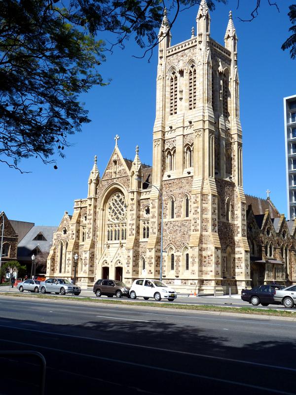 adelaide32.jpg - Auf der Ostseite vom Victoria Square ist die römisch-katholische Kathedrale des heiligen Franz Xaver .  St. Francis Xavier's Cathedral.