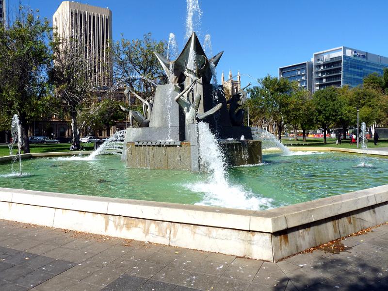 adelaide34.jpg - Brunnen am Victoria Square.